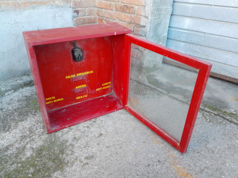 caja vitrina emergencia industrial madera 49x49x18 1u